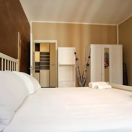 Red Touch Flat - Design & San Siro Apartman
